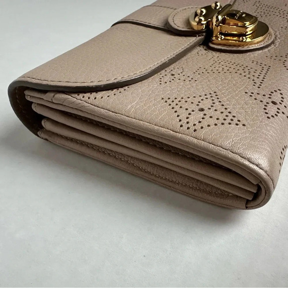 Authentic LOUIS VUITTON Mahina Amelia Wallet Beige Opal w/COA - Picture 7 of 15